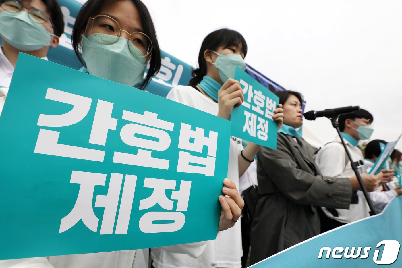 본문 이미지 - 대한간호협회 관계자들이 4일 오전 서울 영등포구 여의도 국회의사당 앞에서 '간호법 제정 촉구 집회'를 하고 있다. 2023.4.4/뉴스1 ⓒ News1 민경석 기자