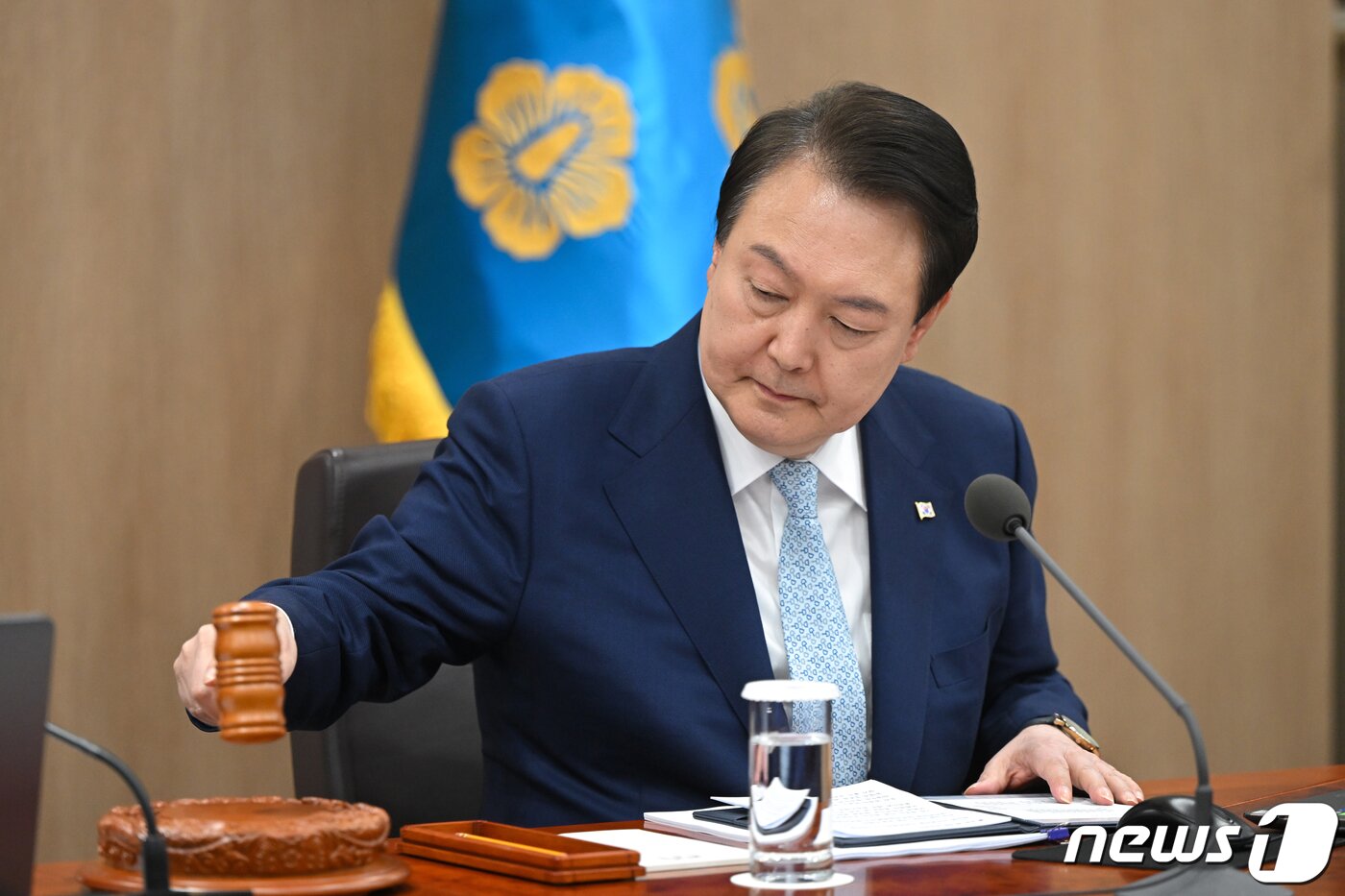 본문 이미지 - 윤석열 대통령이 4일 용산 대통령실 청사에서 열린 제14회 국무회의에서 의사봉을 두드리고 있다. 윤 대통령은 이 자리에서 양곡관리법 개정안 재의요구권&#40;거부권&#41;을 의결했다. &#40;대통령실 제공&#41; 2023.4.4/뉴스1 ⓒ News1 오대일 기자