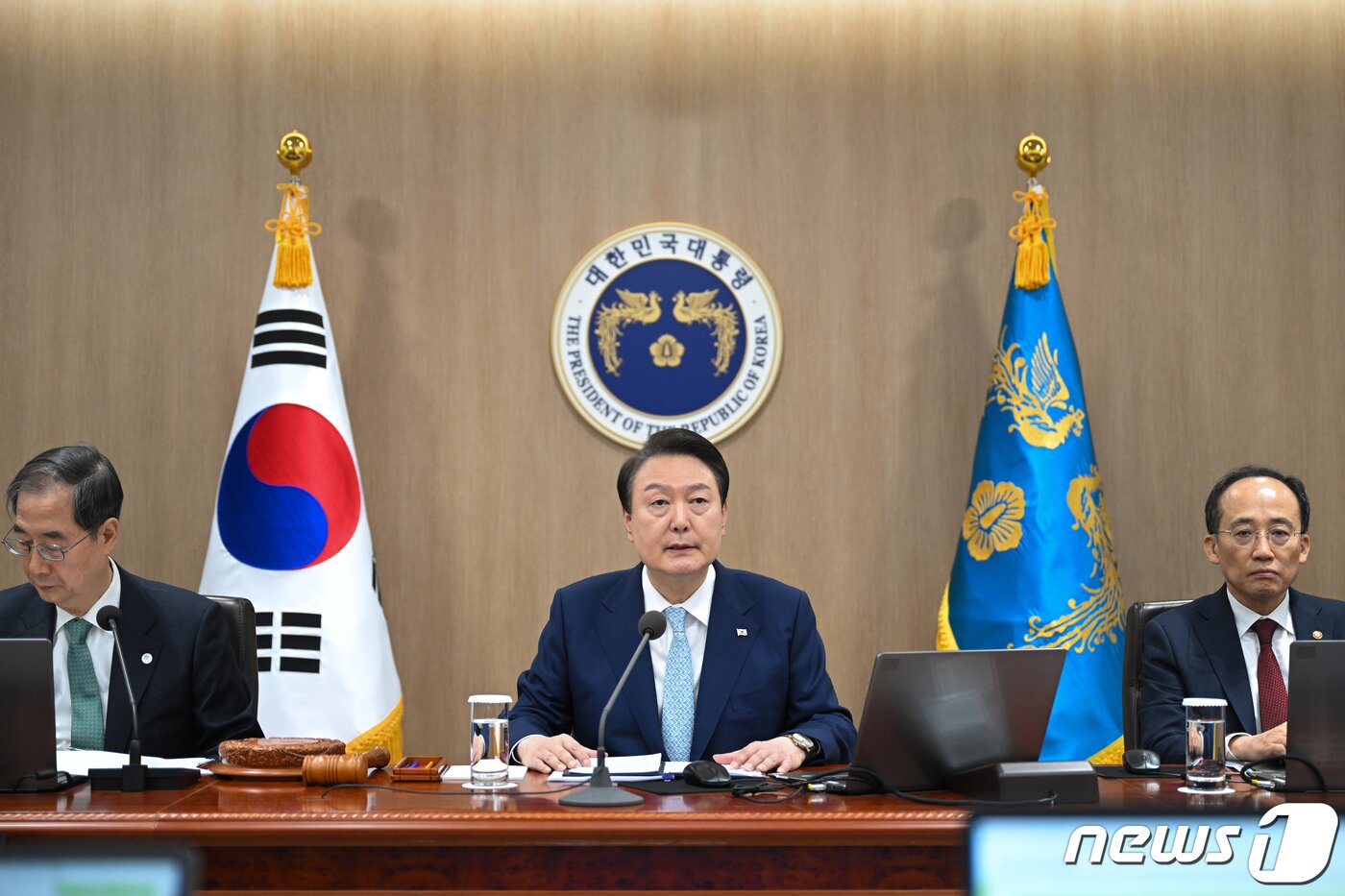본문 이미지 - 윤석열 대통령이 4일 용산 대통령실 청사에서 열린 제14회 국무회의에서 모두발언을 하고 있다. 윤 대통령은 이 자리에서 양곡관리법 개정안 재의요구권&#40;거부권&#41;을 의결했다. &#40;대통령실 제공&#41; 2023.4.4/뉴스1 ⓒ News1 오대일 기자