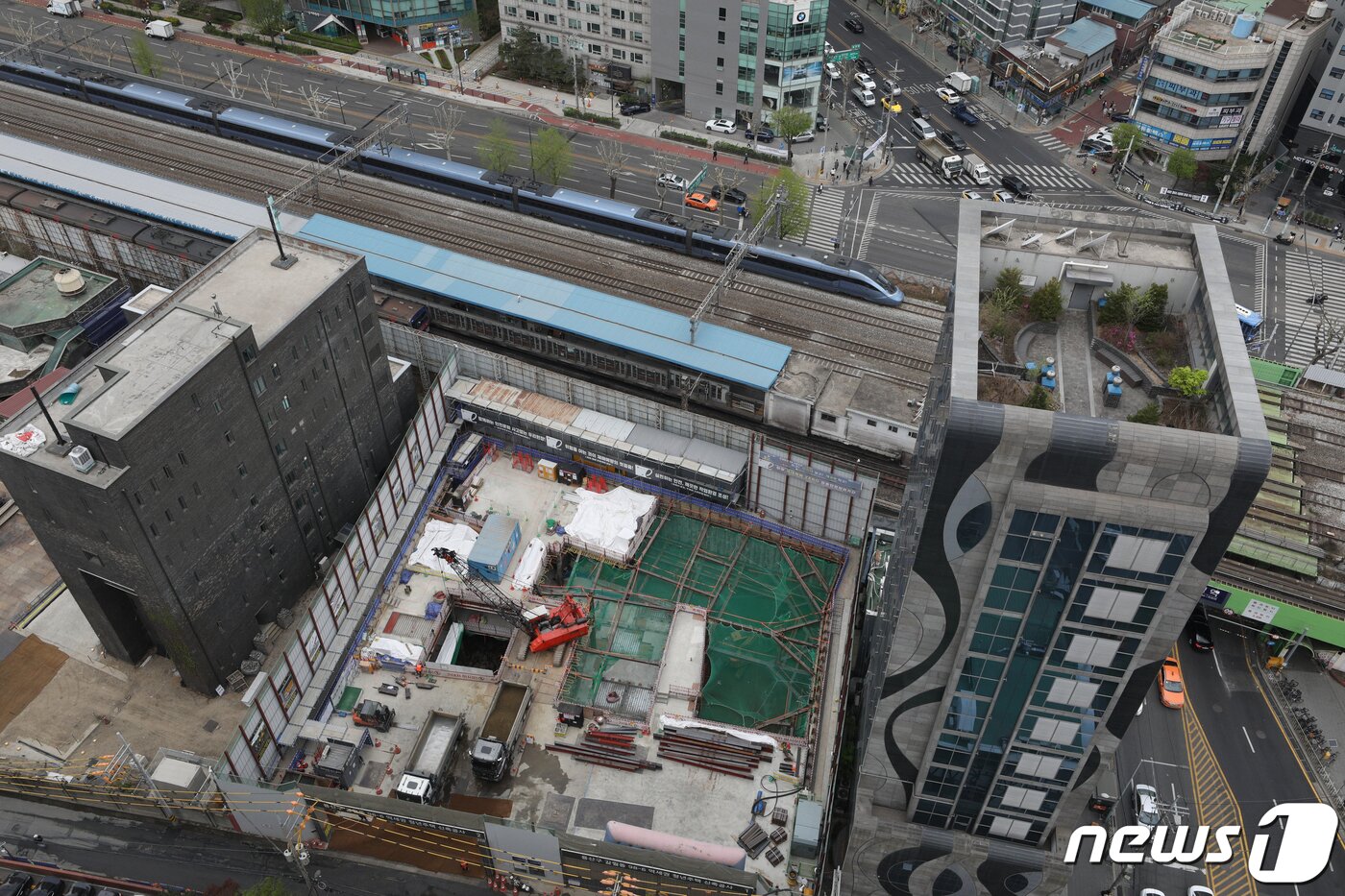 본문 이미지 - 서울 용산구 갈월동에 건설 중인 역세권 청년주택 건설현장의 모습. 2023.4.4/뉴스1 ⓒ News1 신웅수 기자