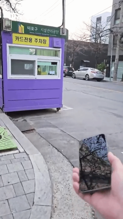 본문 이미지 -  네이버페이를 통해  &#39;삼성페이&#39;로 현장 결제하는 모습 &#40;네이버페이 유튜브 갈무리&#41; 