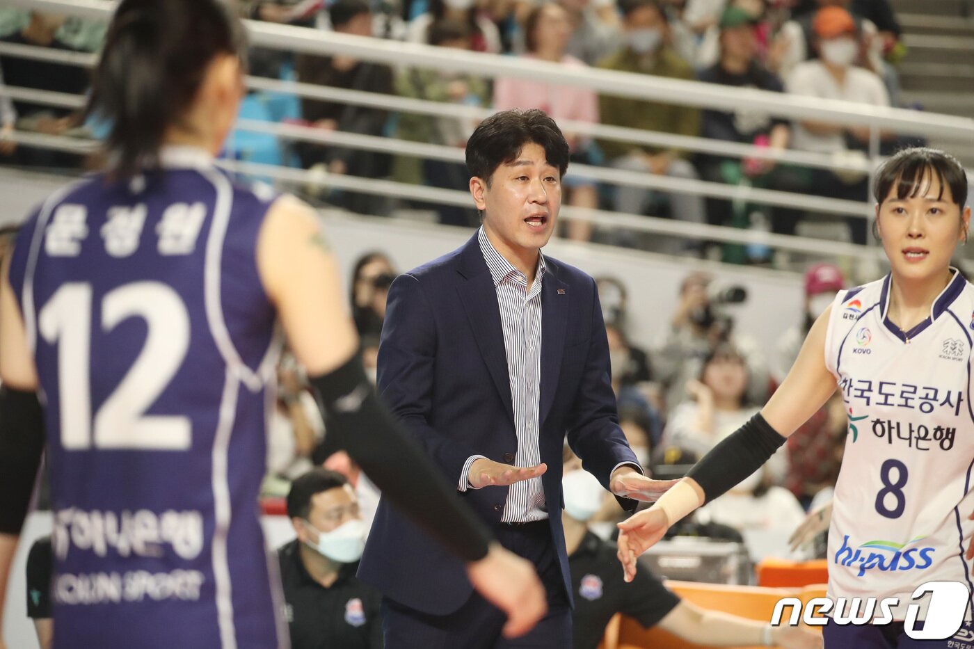 본문 이미지 - 4일 오후 경북 김천실내체육관에서 열린 여자프로배구 '2022-2023 V리그 챔피언결정전' 한국도로공사 하이패스 배구단과 흥국생명 핑크스파이더스의 4차전 경기, 도로공사 김종민 감독이 작전지시를 하고 있다. 2023.4.4/뉴스1 ⓒ News1 공정식 기자