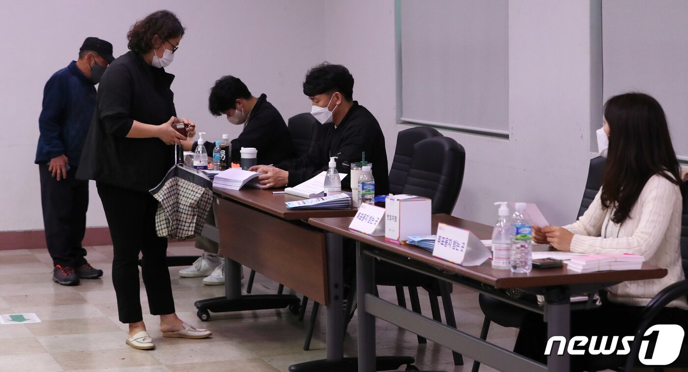 본문 이미지 - 4·5 재보궐선거 투표일인 5일 전북 전주시 서신동주민센터에 마련된 투표소에서 유권자들이 투표를 하고 있다. 2023.4.5/뉴스1 ⓒ News1 유경석 기자