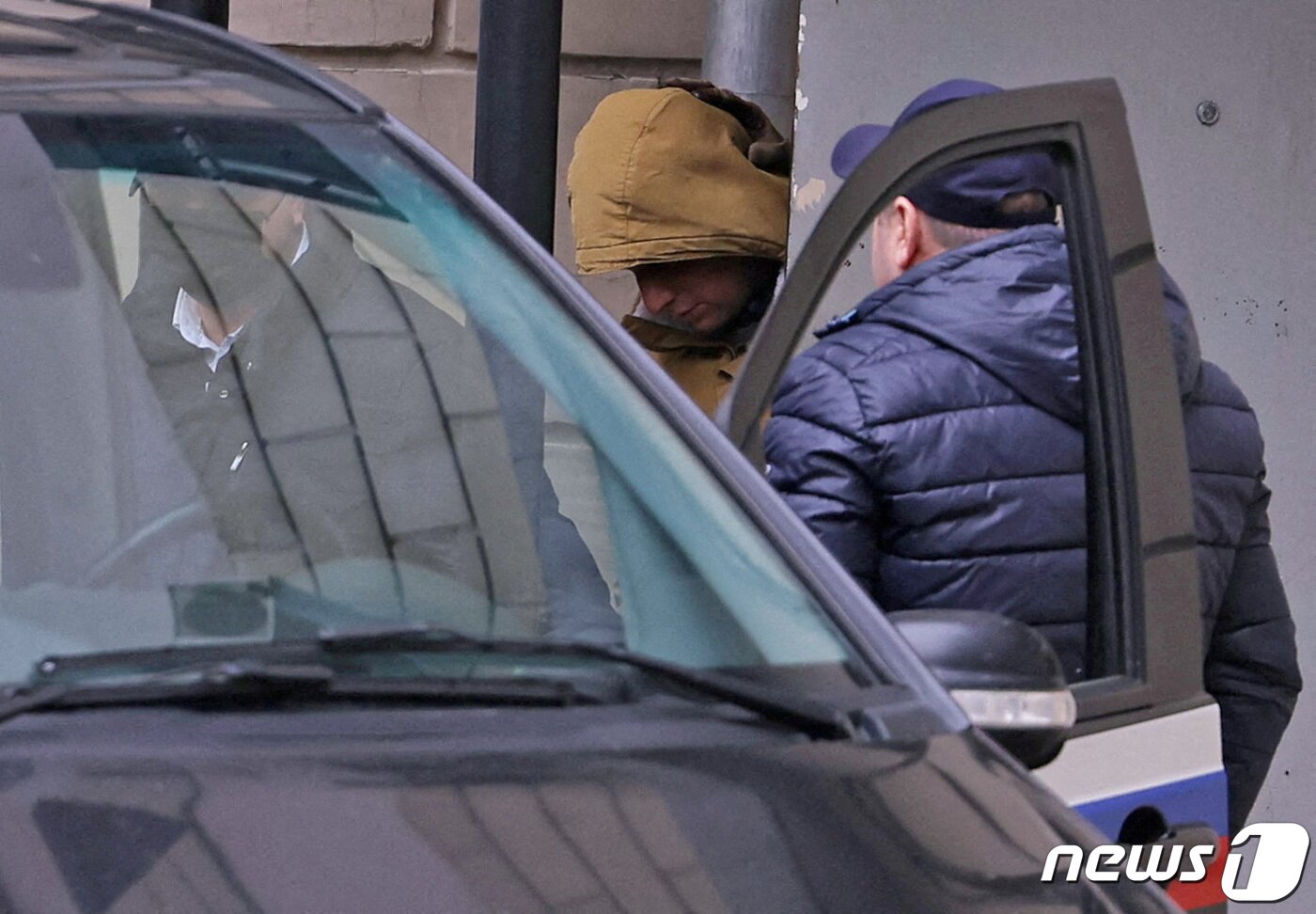 본문 이미지 - 지난 3월30일(현지시간) 러시아에서 간첩 혐의를 받아 구금 중인 미국 월스트리트저널(WSJ)의 기자 이반 게르시코비치가 법원 건물을 나와 이동 차량에 오르고 있다. ⓒ 로이터=뉴스1 ⓒ News1 권진영 기자