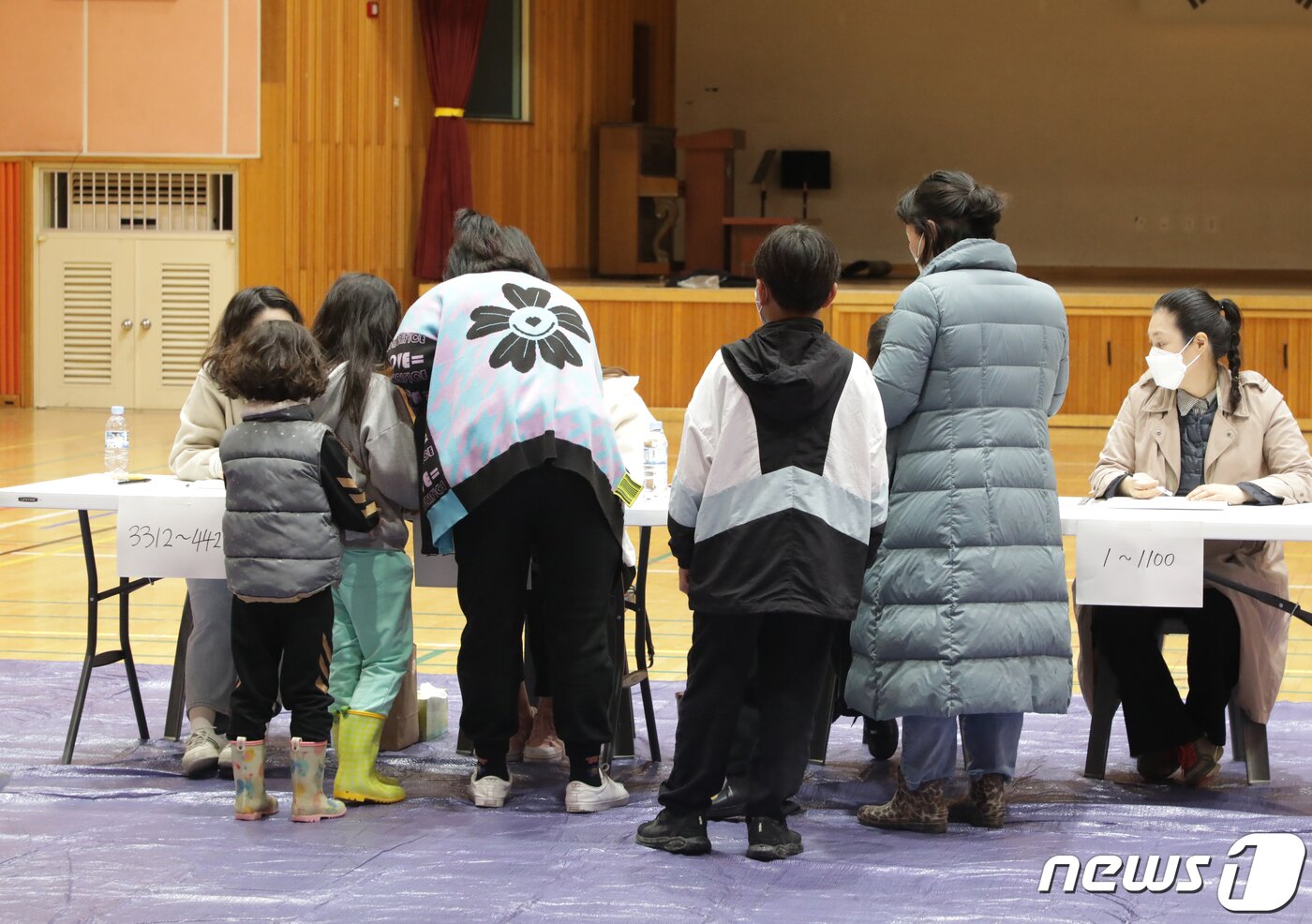 본문 이미지 - 4·5 재보궐선거 투표일인 5일 오전 울산 북구 매곡중학교 체육관에 마련된 농소2동 제7투표소에서 유권자들이 본인 확인을 위해 줄을 서 있다. 2023.4.5/뉴스1 ⓒ News1 김지혜 기자