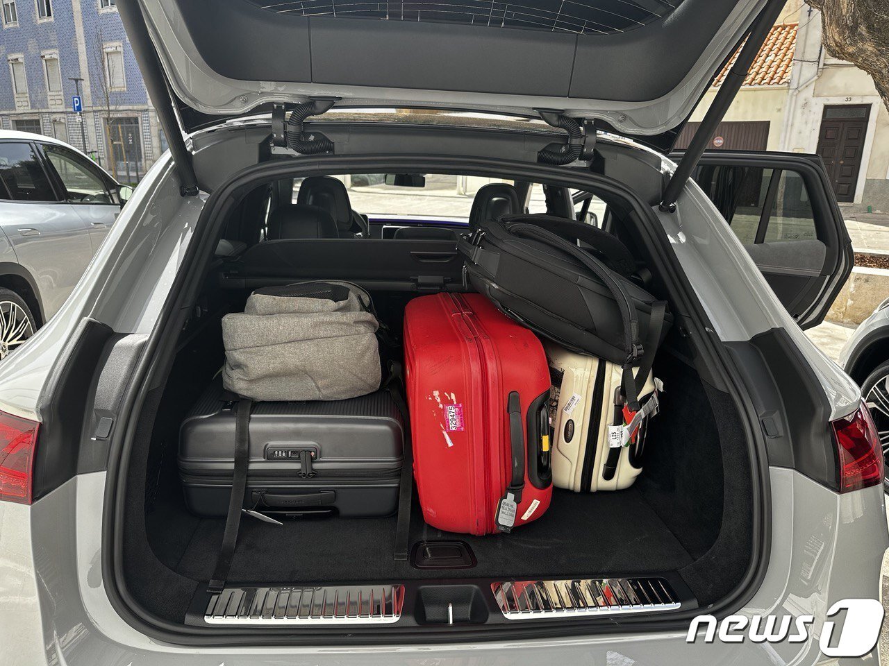 본문 이미지 -  메르세데스-벤츠 EQE SUV 트렁크 공간.ⓒ 뉴스1 이동희 기자