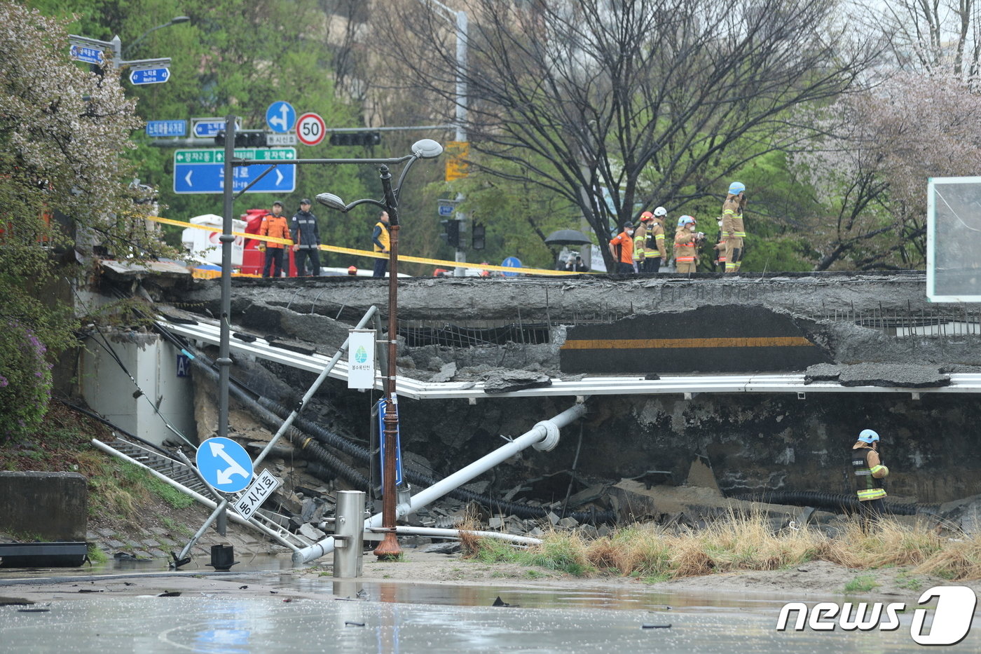 본문 이미지 - 경기 성남시 분당구 정자동 정자교 보행로 일부 구간과 난간이 붕괴되는 사고가 발생, 출동한 소방 구조 대원 등이 분주히 움직이고 있다. 2023.4.5/뉴스1 ⓒ News1 김진환 기자