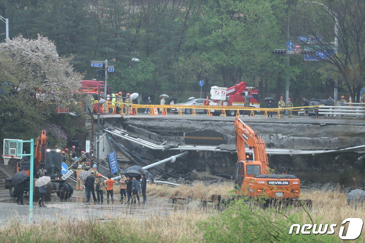 5일 오전 경기 성남시 분당구 정자동 정자교 보행로 일부 구간과 난간이 붕괴되는 사고가 발생, 소방 대원 등이 분주히 현장을 수습하고 있다. 2023.4.5/뉴스1 ⓒ News1 김진환 기자