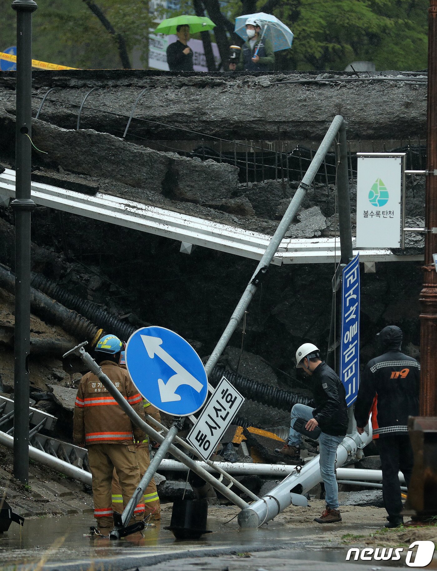 본문 이미지 - 2023년 보행로 일부가 붕괴된 경기 성남시 분당구 정자동 정자교 모습.&#40;자료사진&#41;/뉴스1