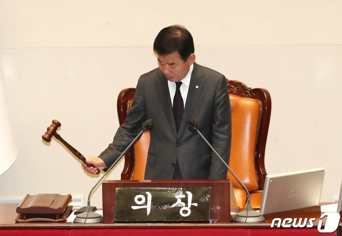 본문 이미지 - 김진표 국회의장이 지난 4월5일 오후 서울 여의도 국회에서 열린 제405회 국회&#40;임시회&#41; 제3차 본회의 교육·사회·문화 분야에 대한 대정부질문에서 의사봉을 두드리고 있다. 2023.4.5/뉴스1 ⓒ News1 임세영 기자