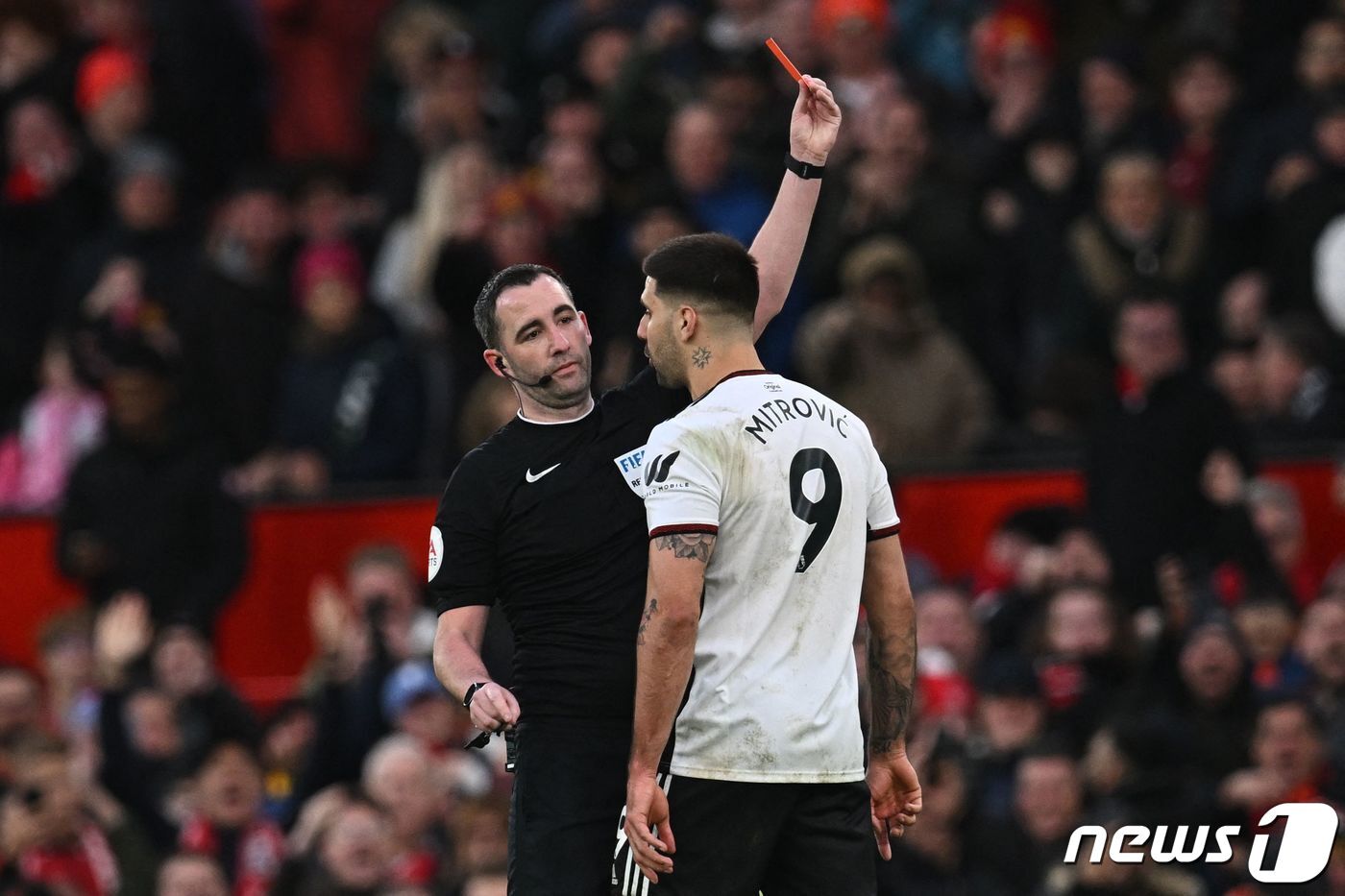 본문 이미지 - 8경기 출전정지를 받은 미트로비치. ⓒ AFP=뉴스1