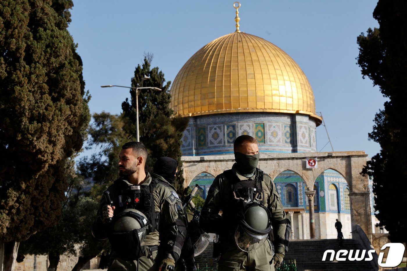 본문 이미지 - 지난해 4월5일(현지시간) 동예루살렘 구시가지의 알아크사 사원에서 충돌이 발생한 후 이스라엘 보안군이 경계를 서고 있다. 2023.04.05/뉴스1 ⓒ 로이터=뉴스1 ⓒ News1 김민수 기자