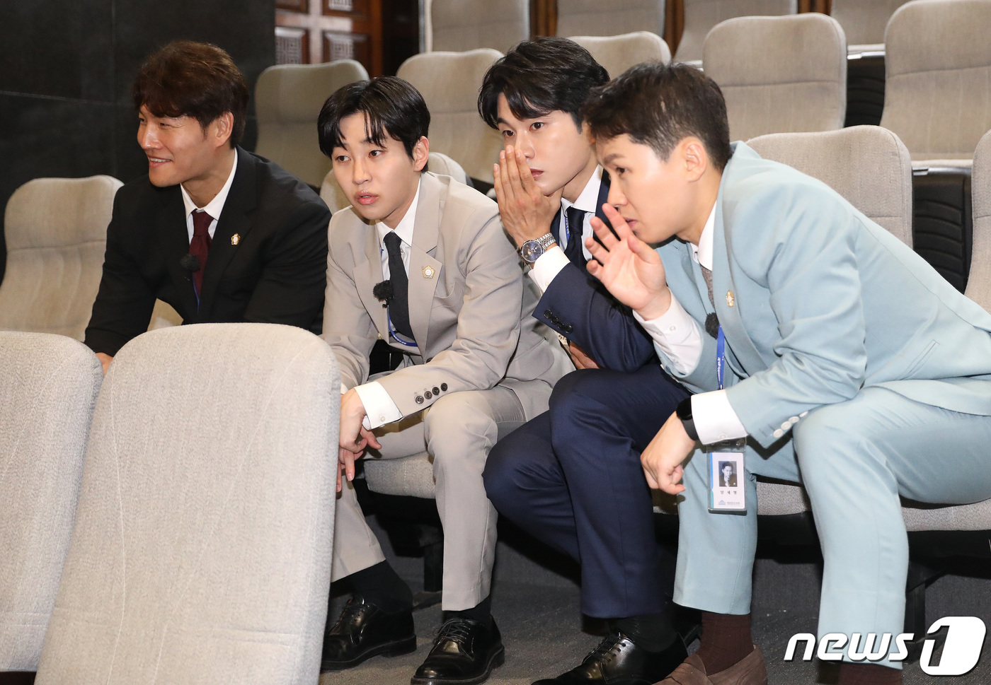 (서울=뉴스1) 임세영 기자 = 방송인 김종국(왼쪽부터)과 딘딘, 이이경, 양세형이 5일 오후 서울 여의도 국회에서 열린 제405회 국회(임시회) 제3차 본회의를 찾아 교육·사회· …