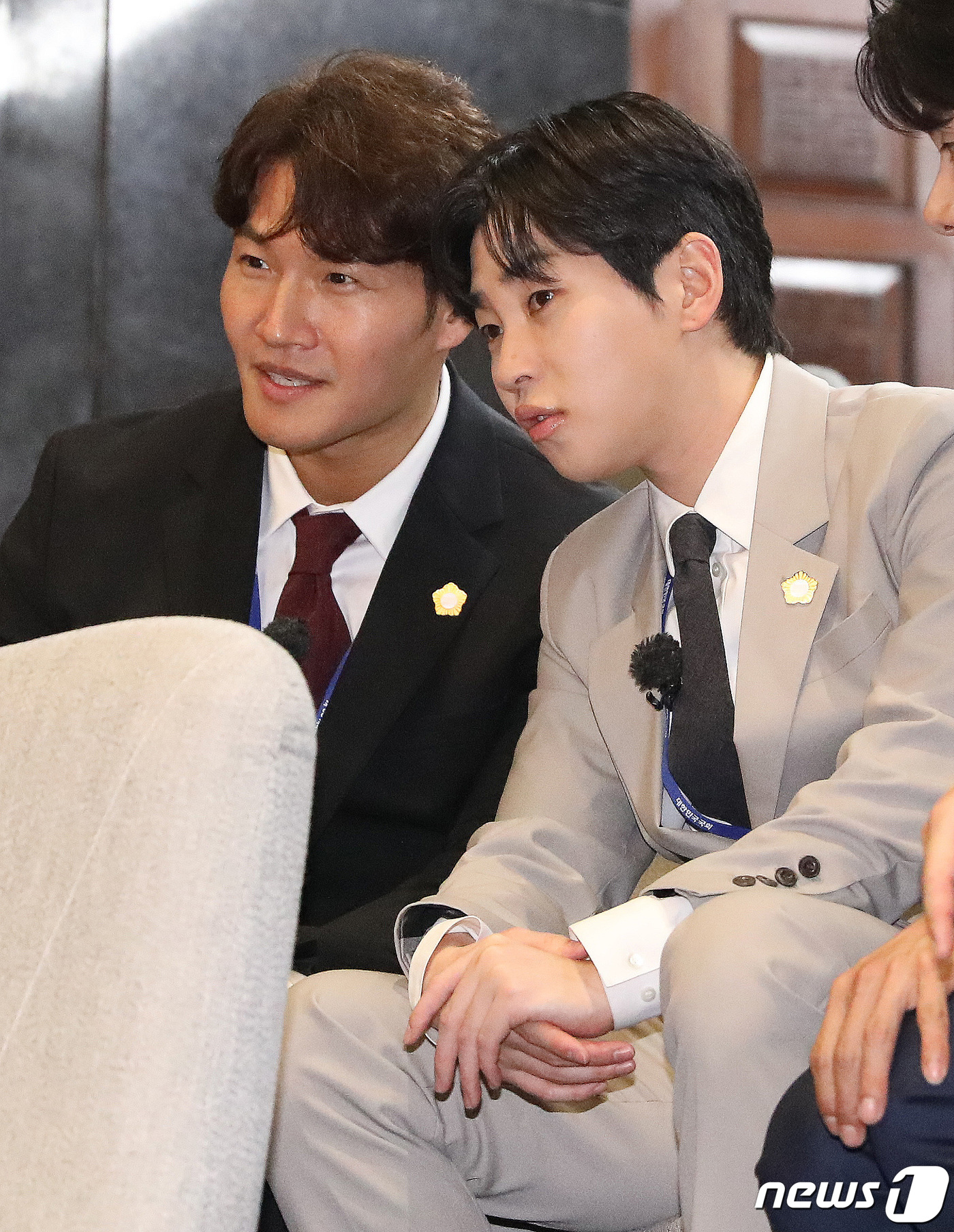 (서울=뉴스1) 임세영 기자 = 방송인 김종국과 딘딘이 5일 오후 서울 여의도 국회에서 열린 제405회 국회(임시회) 제3차 본회의를 찾아 교육·사회·문화 분야에 대한 대정부질문을 …