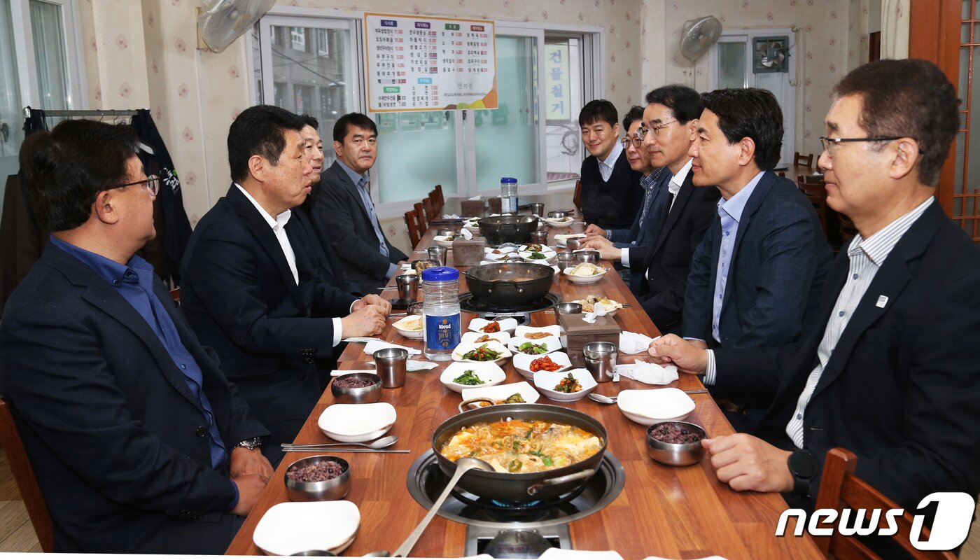 본문 이미지 - 김진태 도지사는 5일 춘천의 한 식당에서 권혁열 도의장 등과 조찬 간담회를 가졌다. 이 자리에는 김명선 행정부지사, 정광열 경제부지사, 김한수 기획조정실장, 정일섭 행정국장, 박병주 비서실장, 강원도의회 이무철 경제통상위원회 부위원장, 박찬흥 도의원 등도 함께했다.(강원도 제공)