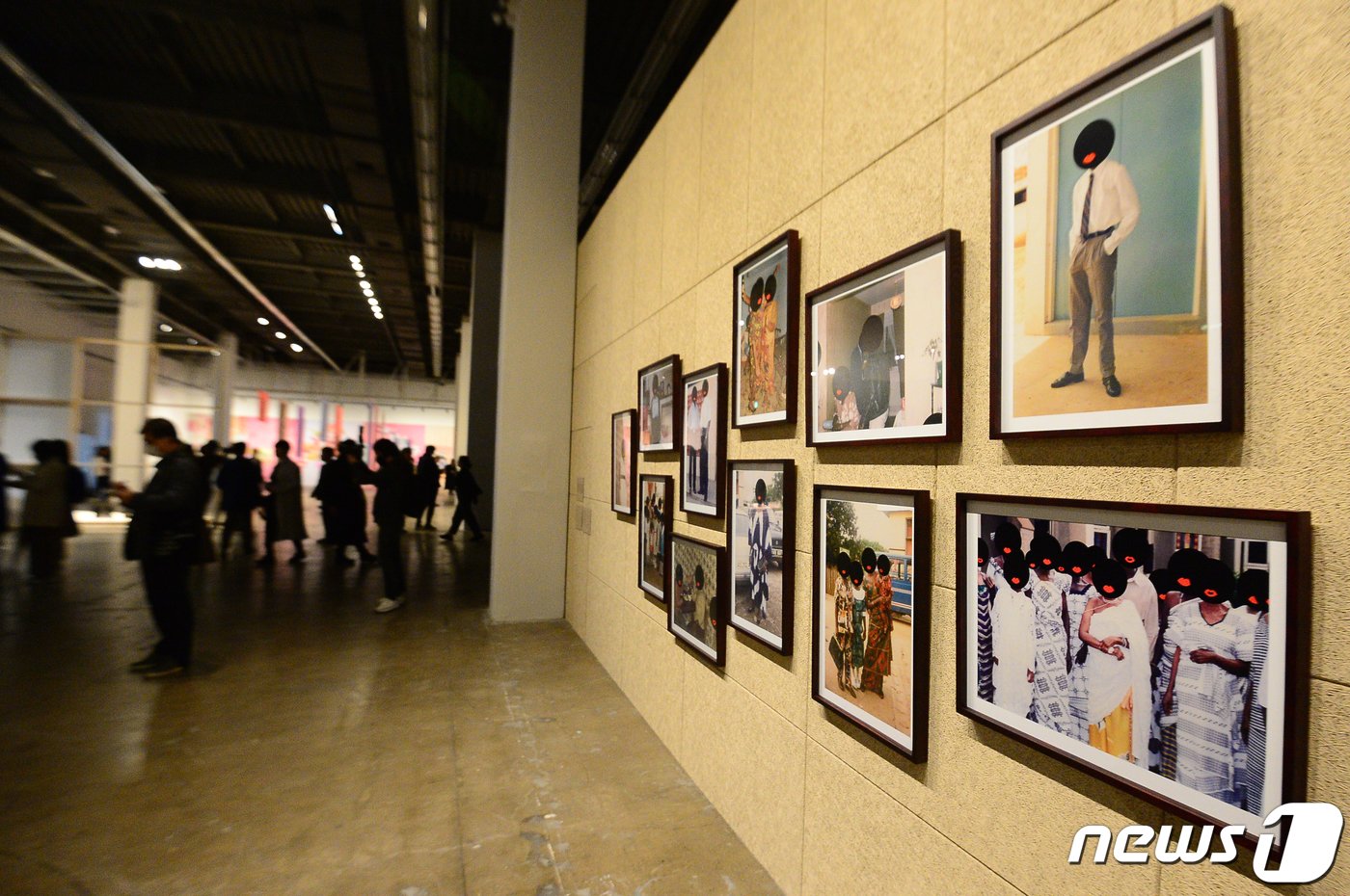 제14회 광주비엔날레 개막을 이틀 앞둔 5일 광주 북구 용봉동 비엔날레전시관에서 열린 프레스오픈에서 언론, 문화 관계자들이 작품을 살펴보고 있다. &#39;물처럼 부드럽고 여리게&#39;를 주제로 한 이번 비엔날레는 7일부터 7월9일까지 광주비엔날레전시관과, 국립광주박물관, 호랑가시 아트폴리곤 등지에서 열린다. 2023.4.5/뉴스1 ⓒ News1 이승현 기자