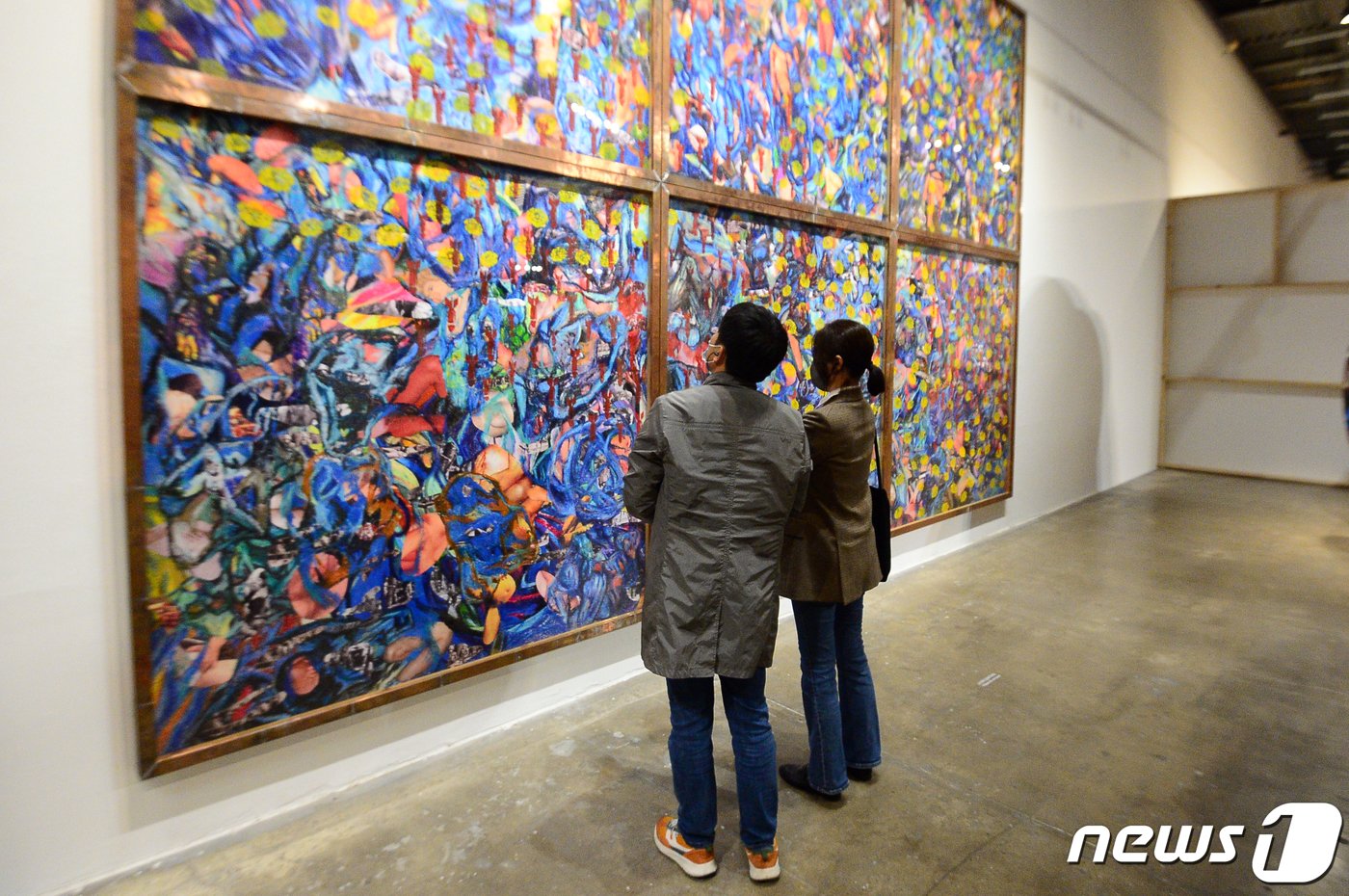 본문 이미지 - 제14회 광주비엔날레 개막을 이틀 앞둔 5일 광주 북구 용봉동 비엔날레전시관에서 열린 프레스오픈에서 언론, 문화 관계자들이 작품을 살펴보고 있다. '물처럼 부드럽고 여리게'를 주제로 한 이번 비엔날레는 7일부터 7월9일까지 광주비엔날레전시관과, 국립광주박물관, 호랑가시 아트폴리곤 등지에서 열린다. 2023.4.5/뉴스1 ⓒ News1 이승현 기자
