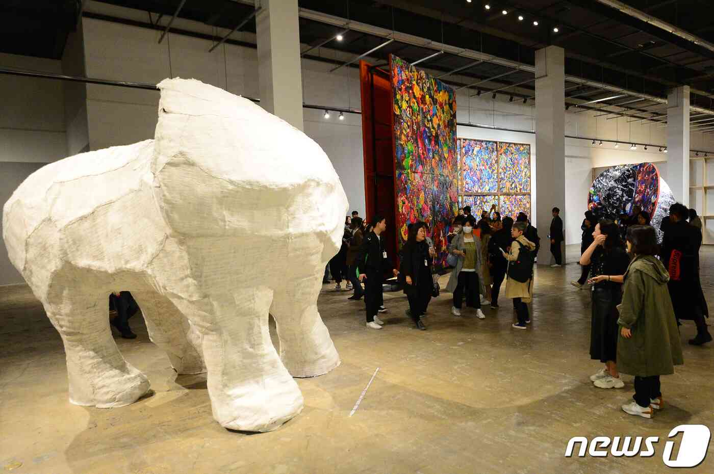 제14회 광주비엔날레 개막을 이틀 앞둔 5일 광주 북구 용봉동 비엔날레전시관에서 열린 프레스오픈에서 언론, 문화 관계자들이 작품을 살펴보고 있다. 2023.4.5/뉴스1 © News1 이승현 기자