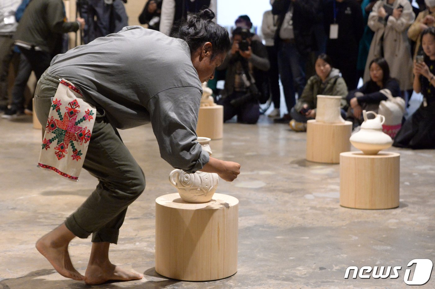 본문 이미지 - 제14회 광주비엔날레 개막을 이틀 앞둔 5일 광주 북구 용봉동 비엔날레전시관에서 열린 프레스오픈에서 언론, 문화 관계자들이 작품을 살펴보고 있다. '물처럼 부드럽고 여리게'를 주제로 한 이번 비엔날레는 7일부터 7월9일까지 광주비엔날레전시관과, 국립광주박물관, 호랑가시 아트폴리곤 등지에서 열린다. 2023.4.5/뉴스1 ⓒ News1 이승현 기자