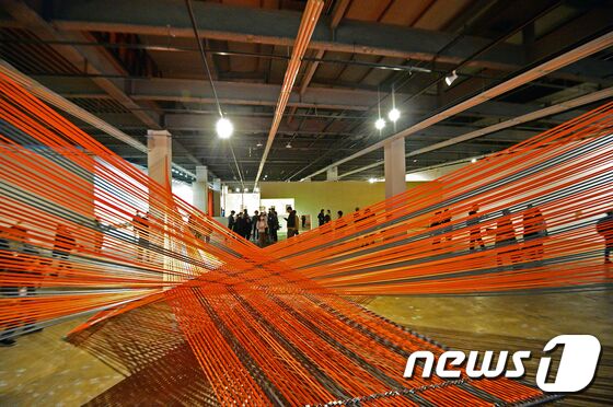 제14회 광주비엔날레 개막을 이틀 앞둔 5일 광주 북구 용봉동 비엔날레전시관에서 열린 프레스오픈에서 언론, 문화 관계자들이 작품을 살펴보고 있다.2023.4.5/뉴스1 © News1 이승현 기자