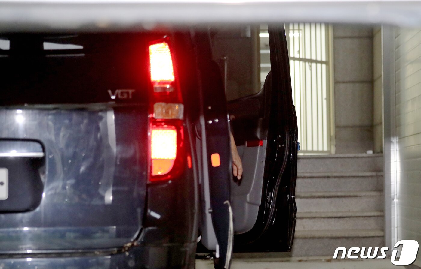 본문 이미지 - 수서경찰서 관계자가 지난 5일 서울 강남구 수서경찰서에서 강남 납치·살해사건의 배후로 의심받는 코인업계 관계자 부부 중 남편 유모씨(40대)를 체포해 차량으로 호송하고 있다.  ⓒ News1 장수영 기자