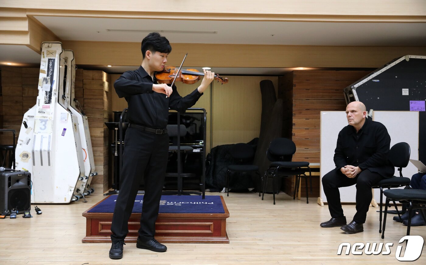 본문 이미지 - '서울시향이 드리는 아주 특별한 콘서트' 협연자로 무대에 오르는 공민배군의 연주를 지켜보는 얍 판 츠베덴 서울시향 차기 음악감독. 2023.4.5/뉴스1 ⓒ News1 이승배 기자