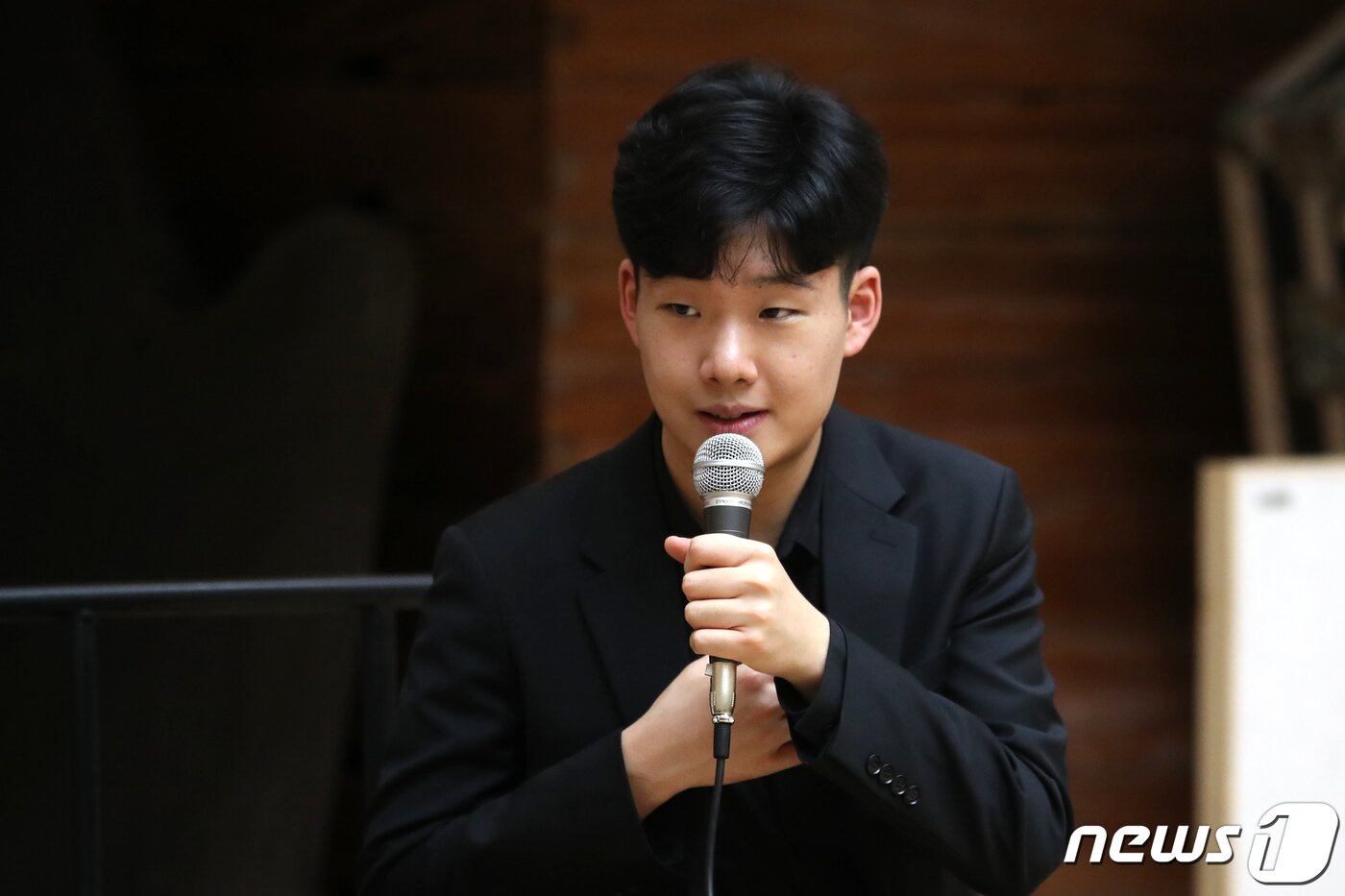 본문 이미지 - '서울시향이 드리는 아주 특별한 콘서트' 협연자로 무대에 오르는 자폐 스펙트럼 장애를 가진 공민배군이 취재진의 물음에 답변하는 모습. 2023.4.5/뉴스1 ⓒ News1 이승배 기자