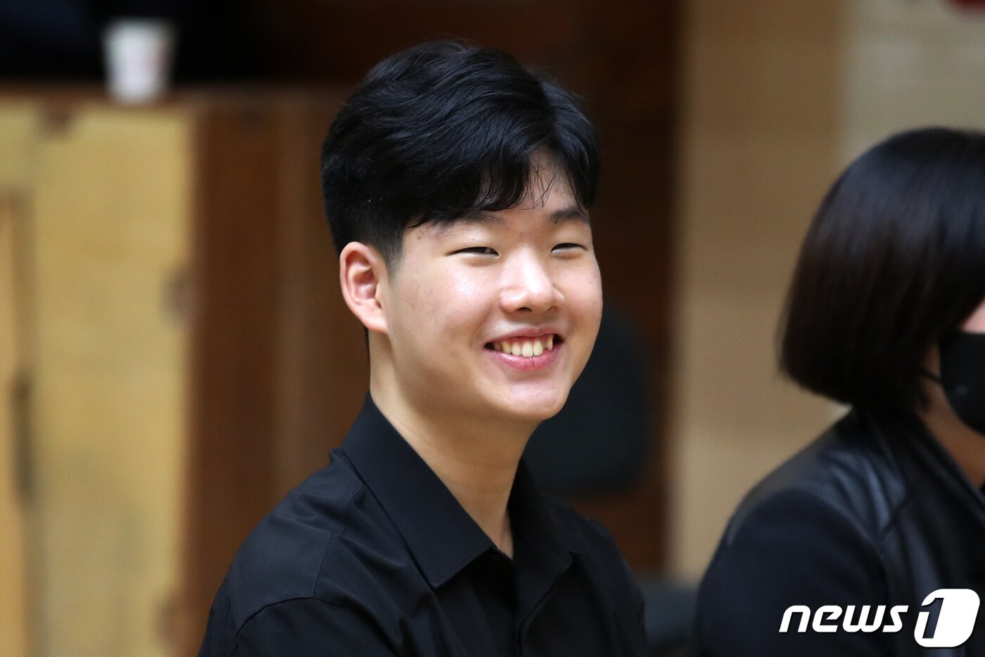 본문 이미지 - 바이올린 연주를 마치고 밝게 웃는 공민배군. 2023.4.5/뉴스1 ⓒ News1 이승배 기자