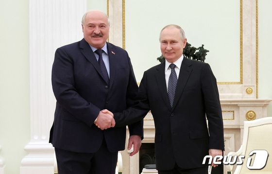 5일(현지시간) 러시아 모스크바를 방문한 알렉산드르 루카셴코(왼쪽) 벨라루스 대통령이 블라디미르 푸틴(오른쪽) 러시아 대통령과 악수를 하고 있다. 2023.4.5 © 로이터=뉴스1 © News1 정윤미 기자