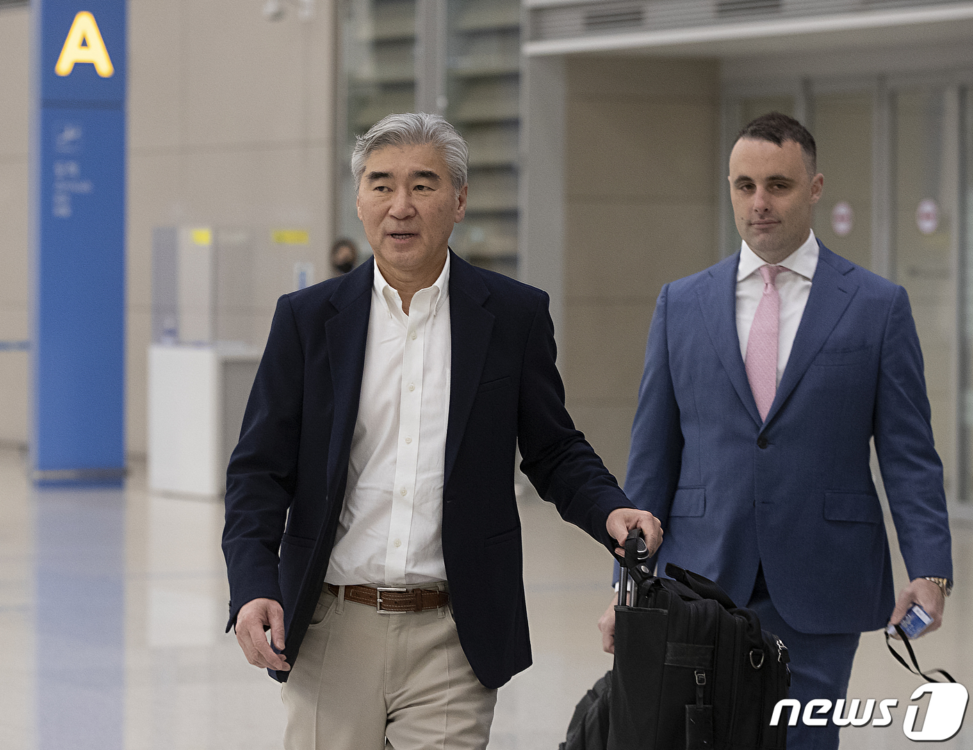 (인천공항=뉴스1) 신웅수 기자 = 성 김 미국 국무부 대북특별대표가 6일 오전 인천국제공항 2터미널을 통해 입국하고 있다.성 김 대표와 후나코시 다케히로(船越健裕) 일본 외무성 …