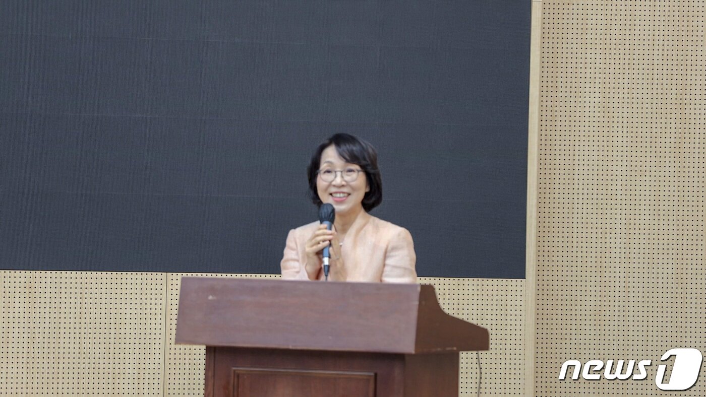 본문 이미지 - 한국디지털웰니스협회 최희윤 회장&#40;전 한국과학기술정보연구원 원장&#41;이 4일 협회 창립 기념 포럼에서 인사말을 하고 있다.&#40;한국디지털웰니스협회 제공&#41; /뉴스1