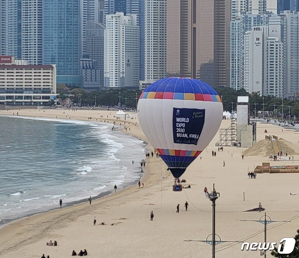 해운대해수욕장에  뜬 열기구. 2023.4.4. 조아서 기자