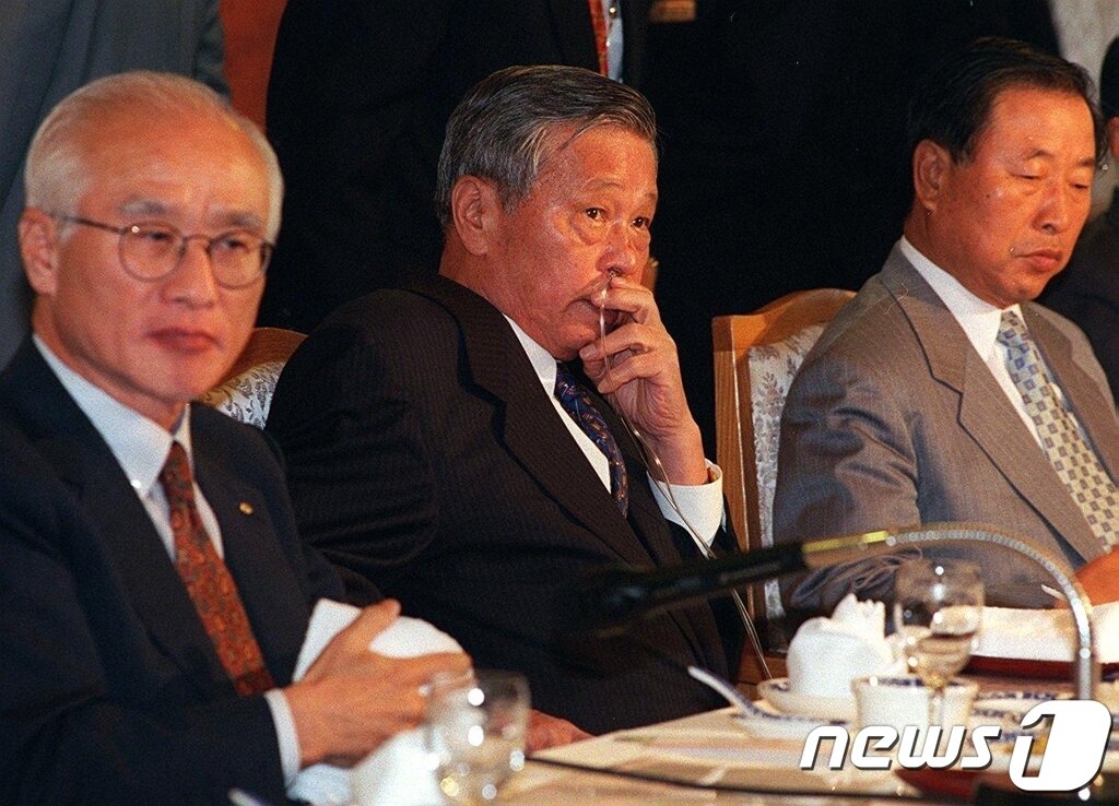 본문 이미지 - 1997년 9월 폐암 수술 후 호흡기를 꽂고 전경련 회장단 회의에 참석한 최종현 SK 선대회장의 모습. &#40;SK 제공&#41; 2023.4.6/뉴스1