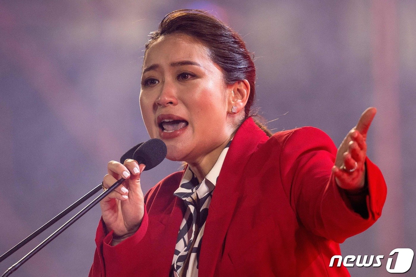본문 이미지 - 5일(현지시간) 탁신 친나왓 전 총리의 딸 패통탄(36)이 내달 총선을 앞두고 제1야당 푸어타이당의 총리 후보 지명을 받으면서 태국 논타부리 썬더돔 스타디움에서 연설하고 있다. ⓒ AFP=뉴스1 ⓒ News1 박재하 기자