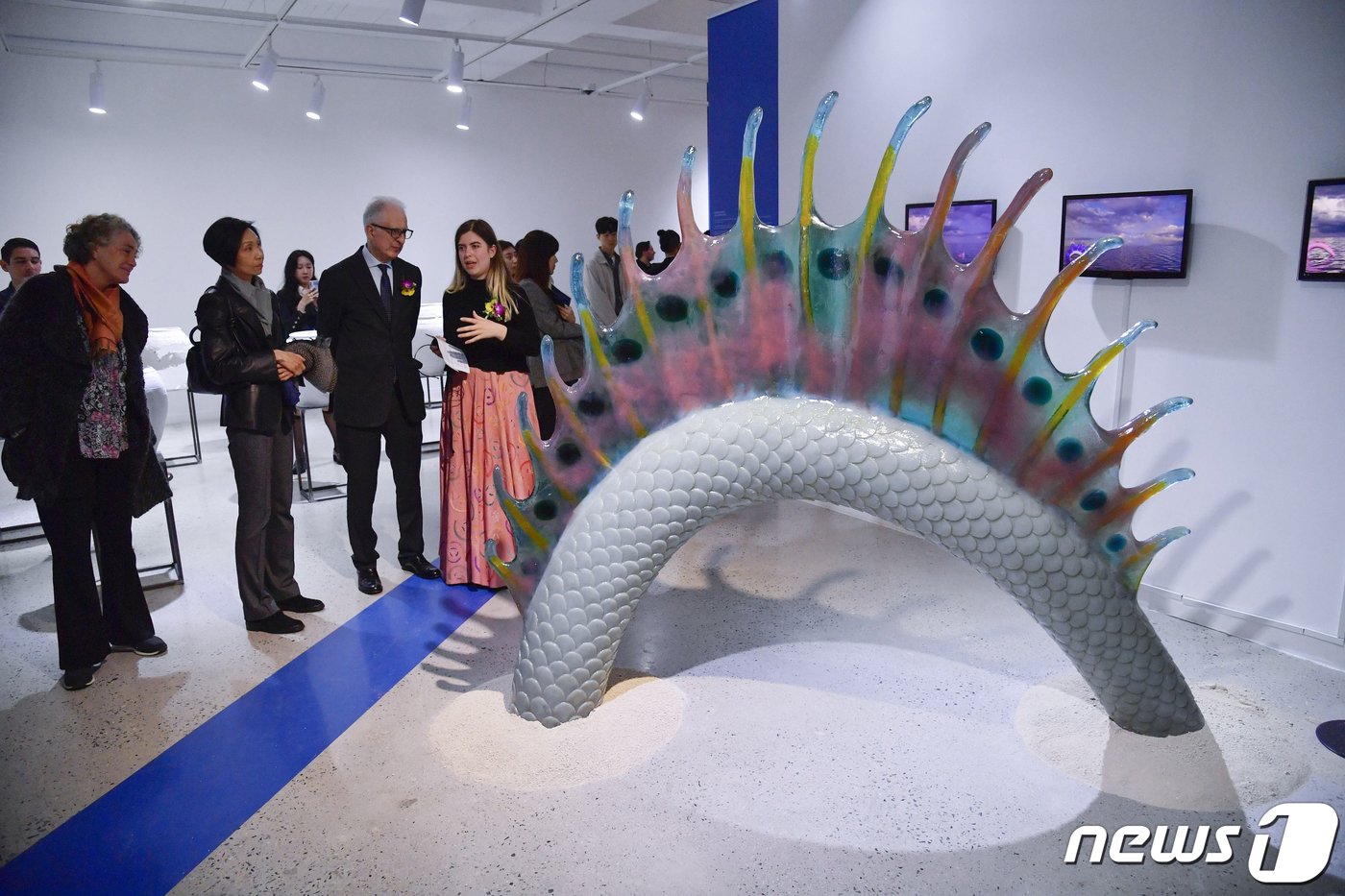본문 이미지 - 제14회 광주비엔날레 개막을 앞두고 지난 5일 오후 광산구 동곡미술관에서 열린 '이탈리아 파빌리온 개관식'에서 페데리코 파일라 주한 이탈리아 대사 등 내빈들이 전시작품을 살펴보고 있다.(광주시 제공)2023.4.6/뉴스1 ⓒ News1 박준배 기자