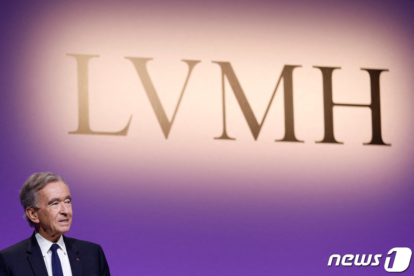 본문 이미지 - 베르나르 아르노 루이비통모에헤네시(LVMH) 회장이 지난 1월 프랑스 파리에서 연간 성과 발표 기자회견을 진행하고 있다. ⓒ 로이터=뉴스1 ⓒ News1 이유진 기자