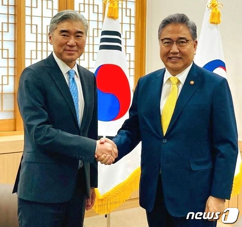 본문 이미지 - 성 김 미국 국무부 대북특별대표, 박진 외교부 장관.(외교부 제공)
