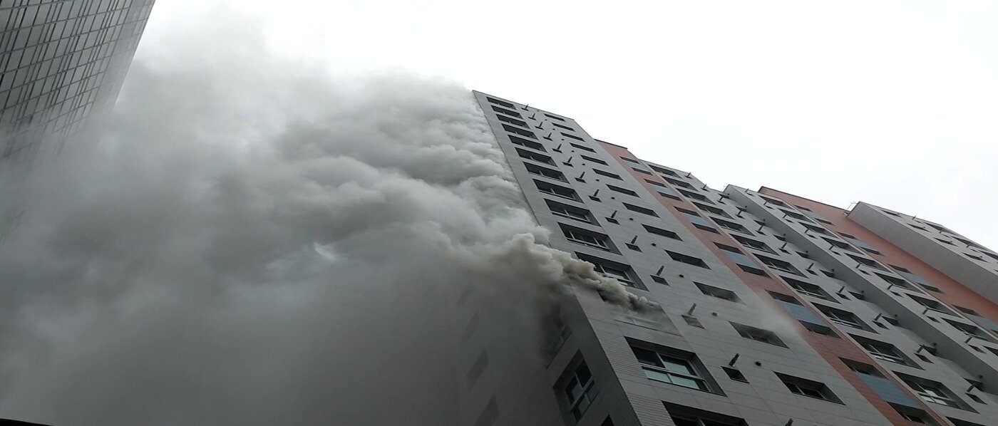 본문 이미지 - 6일 오전 9시38분쯤 서울 송파구 방이동의 한 오피스텔에서 원인 미상의 화재가 발생했다. (서울 송파소방서 제공)