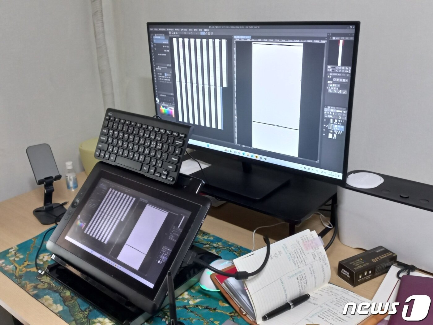 본문 이미지 - 웹툰 작가로 활동했던 B씨의 작업실 모습. B씨는 불공정 계약으로 플랫폼과 분쟁을 겪은 뒤, 웹툰 업계를 떠나 출판물 작업만 하고 있다.