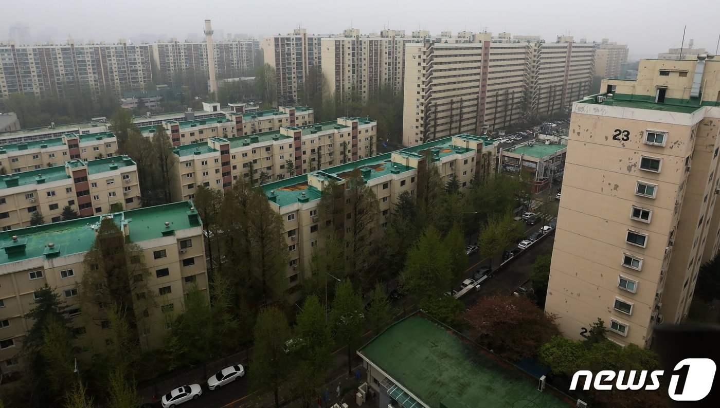 본문 이미지 - 사진은 6일 서울 강남구 압구정동 아파트 단지 모습. 2023.4.6/뉴스1 ⓒ News1 민경석 기자