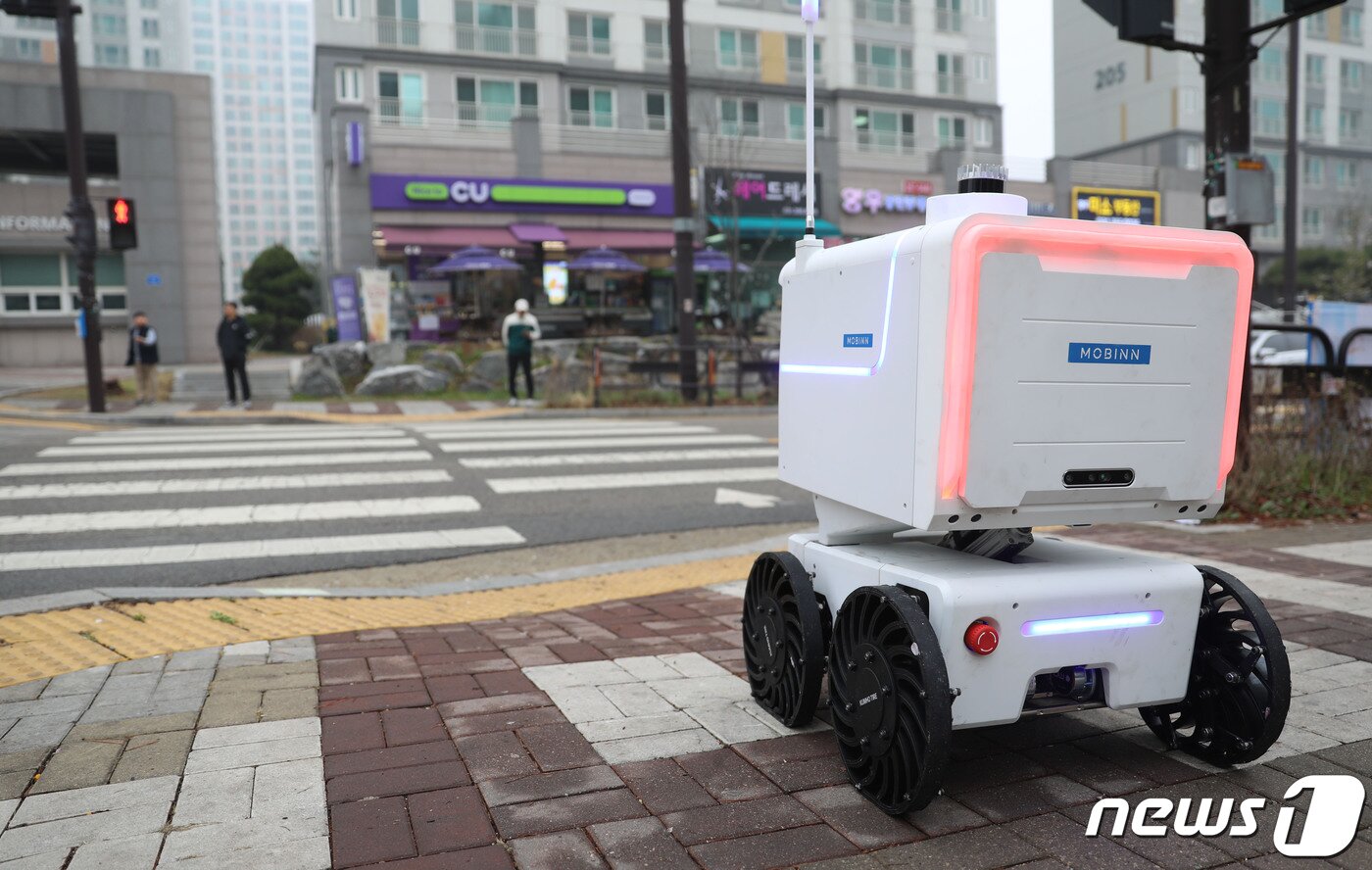본문 이미지 - 6일 오후 경기 화성시 남양읍의 한 아파트 단지에서 '모빈'의 자율주행 배송로봇 M3가 배달 서비스를 하고 있다. 2023.4.6/뉴스1 ⓒ News1 김영운 기자