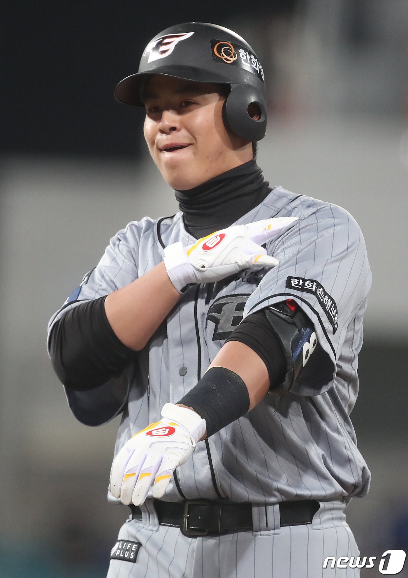 본문 이미지 - 6일 오후 대구 삼성라이온즈파크에서 열린 프로야구 '신한은행 SOL 2023 KBO리그' 한화 이글스와 삼성 라이온즈의 경기, 2회말 2사 만루상황 한화 3번타자 노시환이 좌익수 방면 2타점 적시타를 때린 뒤 1루에서 세리머니를 하고 있다. 2023.4.6/뉴스1 ⓒ News1 공정식 기자