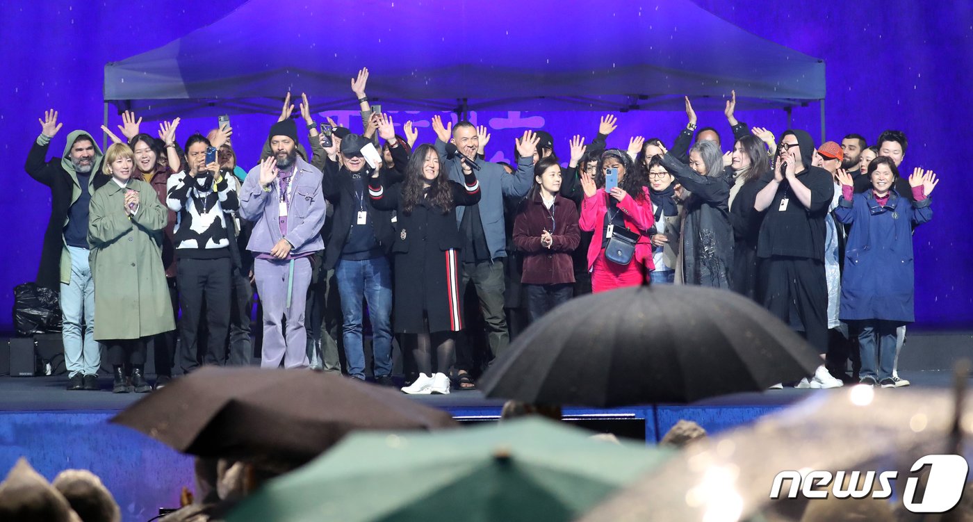 6일 오후 광주 북구 비엔날레 전시관 광장에서 열린 &#39;제14회 광주비엔날레 개막식&#39;에서 참여작가들이 관객들에게 인사를 하고 있다. 2023.4.6/뉴스1 ⓒ News1 황기선 기자