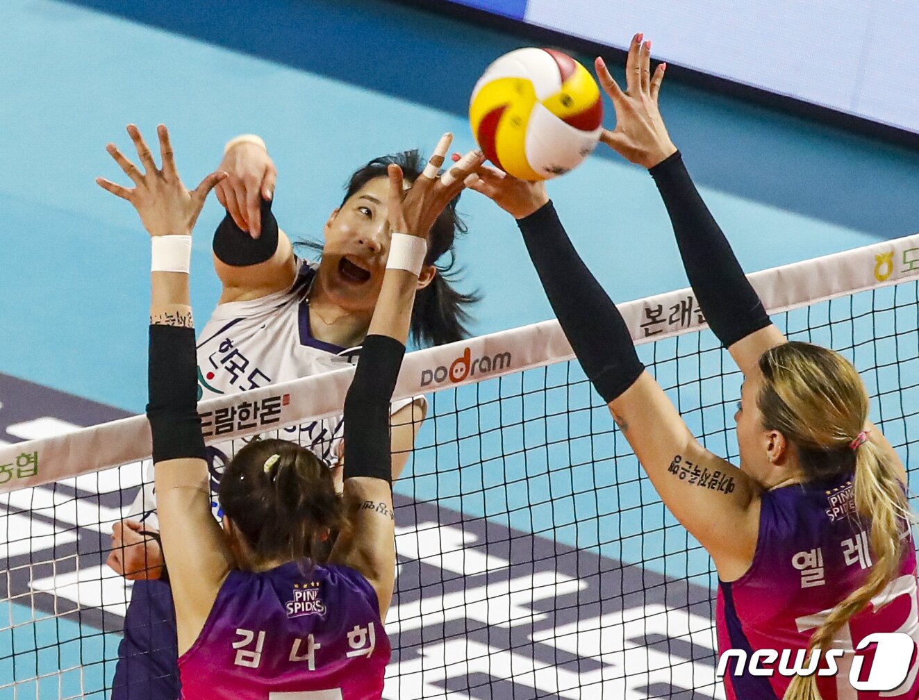 본문 이미지 - 6일 오후 인천 부평구 삼산월드체육관에서 열린 여자프로배구 2022-2023 V리그 챔피언 결정전 흥국생명과 한국도로공사 5차전 경기, 한국도로공사 박정아가 공격을 하고 있다. 2023.4.6/뉴스1 ⓒ News1 김도우 기자
