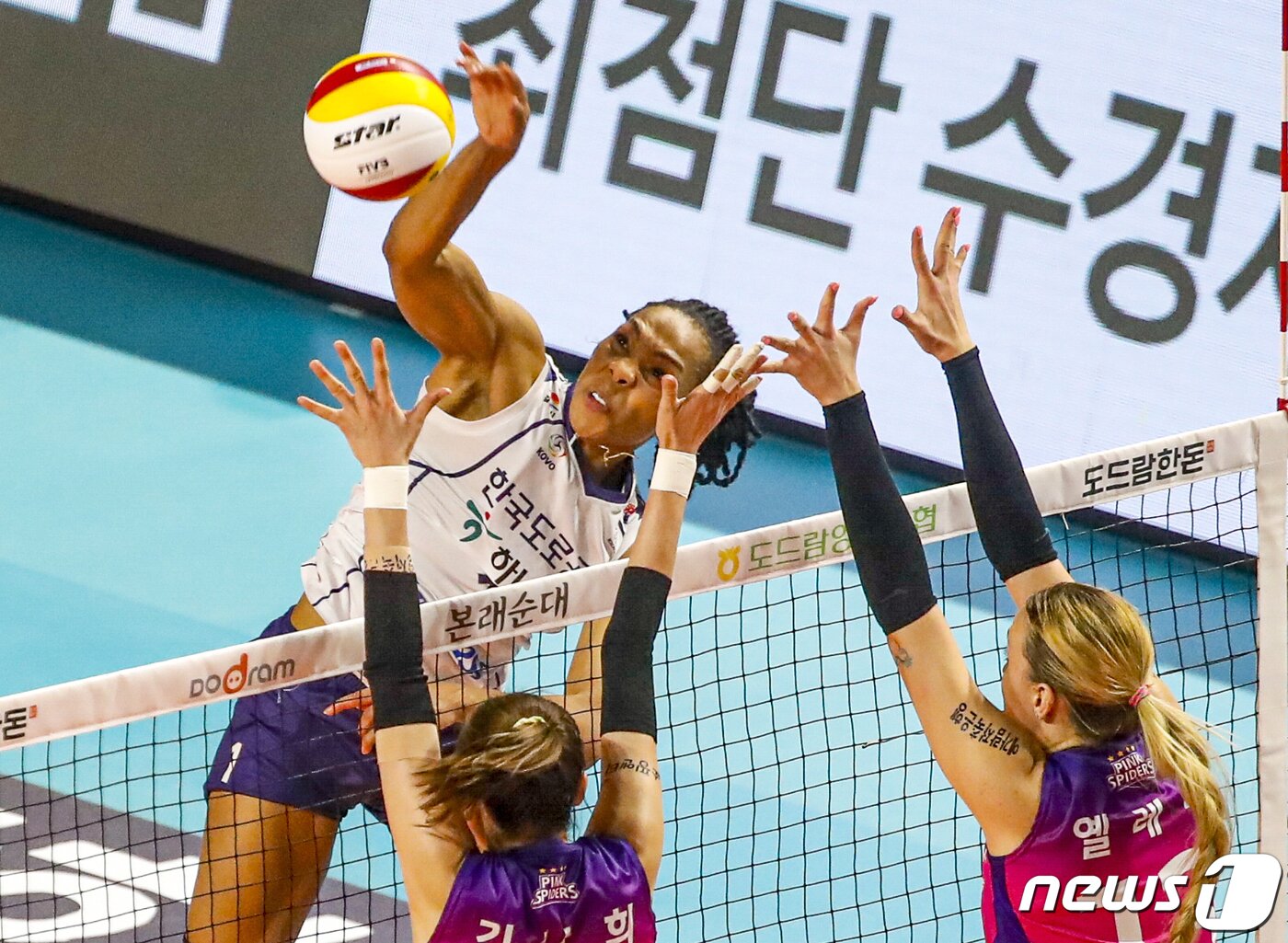 본문 이미지 - 6일 오후 인천 부평구 삼산월드체육관에서 열린 여자프로배구 2022-2023 V리그 챔피언 결정전 흥국생명과 한국도로공사 5차전 경기, 한국도로공사 캣벨이 공격을 하고 있다. 2023.4.6/뉴스1 ⓒ News1 김도우 기자