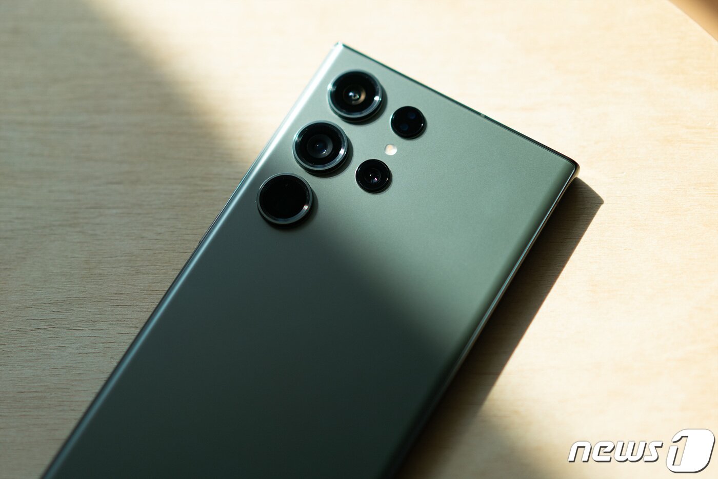 본문 이미지 - 2억 화소에 100배 줌을 갖춘 '갤럭시S23 울트라' 카메라. 2023.4.6/뉴스1 ⓒ News1 이기범 기자