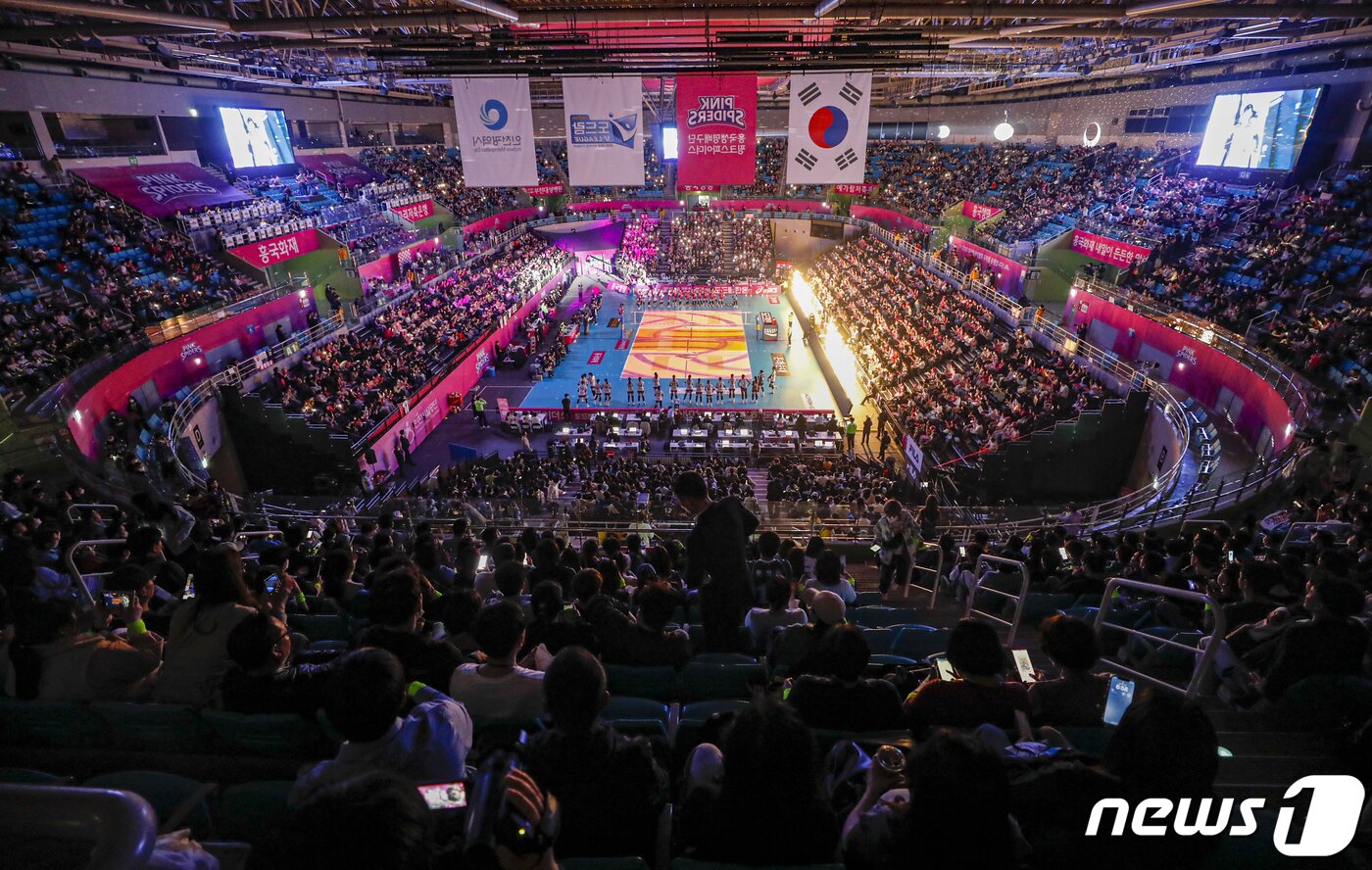 본문 이미지 - 6일 오후 여자프로배구 2022-2023 V리그 챔피언 결정전 흥국생명과 한국도로공사 5차전 경기가 열리는 인천 부평구 삼산월드체육관이 관중들로 가득 차 있다. 2023.4.6/뉴스1 ⓒ News1 김도우 기자