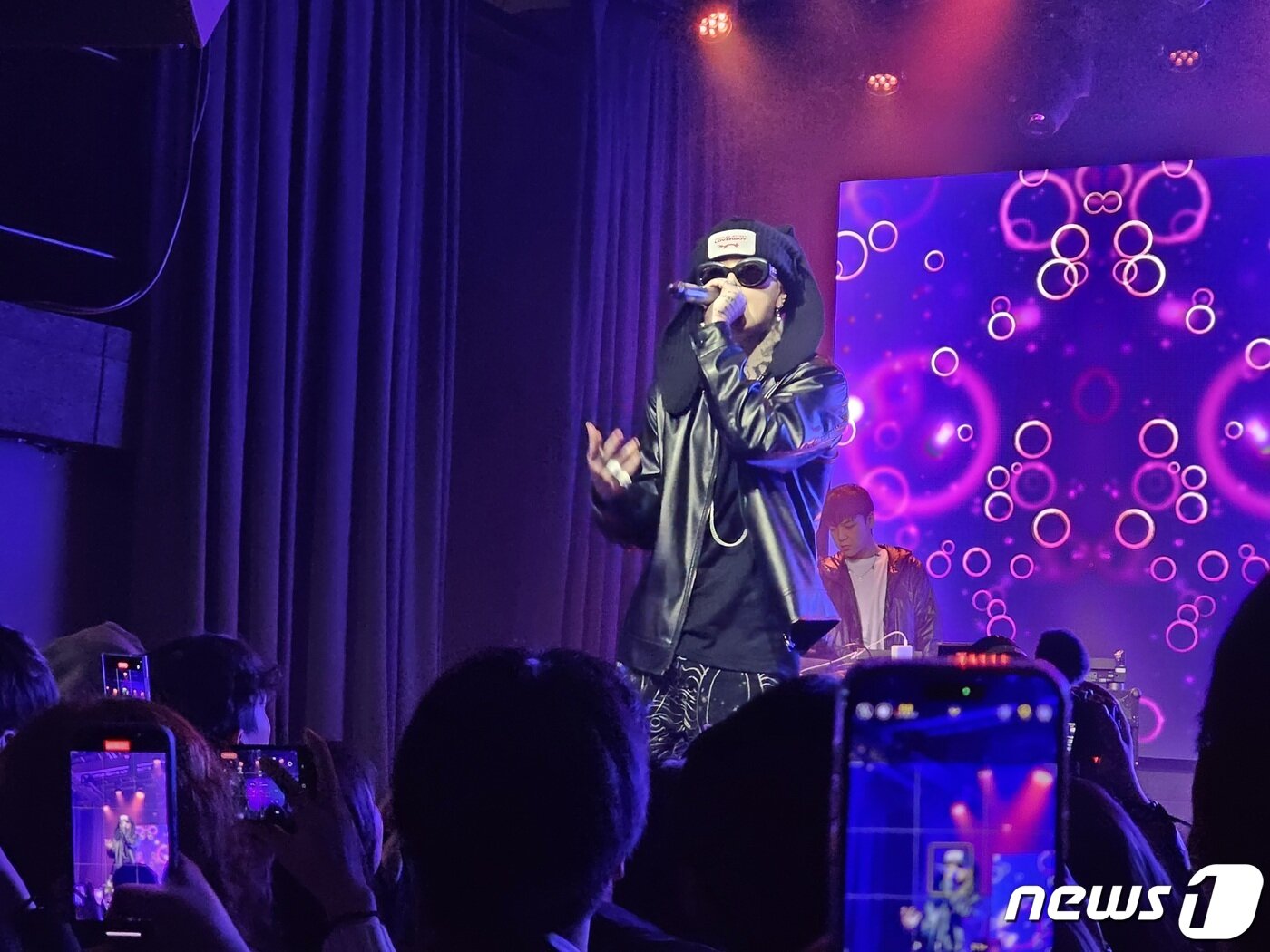 본문 이미지 - 관객들이 '애쉬 아일랜드'의 공연을 스마트폰으로 찍고 있다. 갤럭시S23 울트라 촬영 사진. 2023.3.25/뉴스1 ⓒ News1 이기범 기자