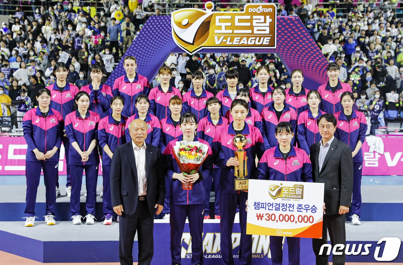 본문 이미지 - 6일 오후 인천 부평구 삼산월드체육관에서 열린 여자프로배구 2022-2023 V리그 챔피언 결정전 흥국생명과 한국도로공사 5차전 경기에서 세트 스코어 3대2로 패배 후 준우승을 확정지은 흥국생명 선수들이 시상식 후 기념촬영을 하고 있다. 2023.4.6/뉴스1 ⓒ News1 김도우 기자