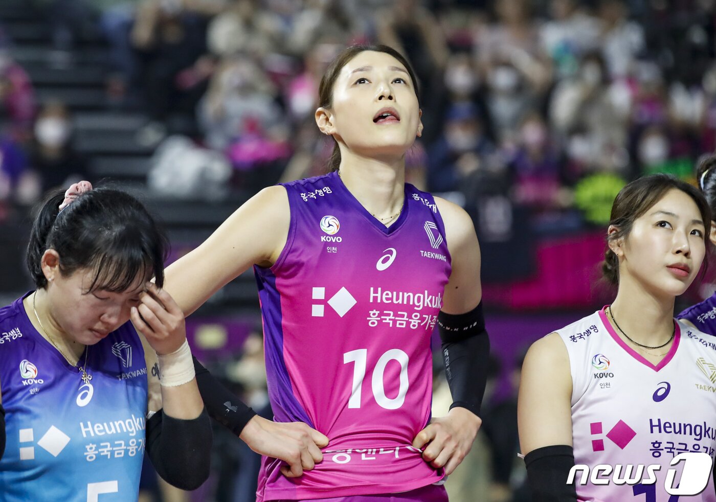 본문 이미지 - 6일 오후 인천 부평구 삼산월드체육관에서 열린 여자프로배구 2022-2023 V리그 챔피언 결정전 흥국생명과 한국도로공사 5차전 경기, 흥국생명 김연경이 세트 스코어 3대2로 패배 후 아쉬워 하고 있다. 2023.4.6/뉴스1 ⓒ News1 김도우 기자